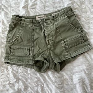 COPY - Super cute army green mid rise cargo style shorts from Pac Sun